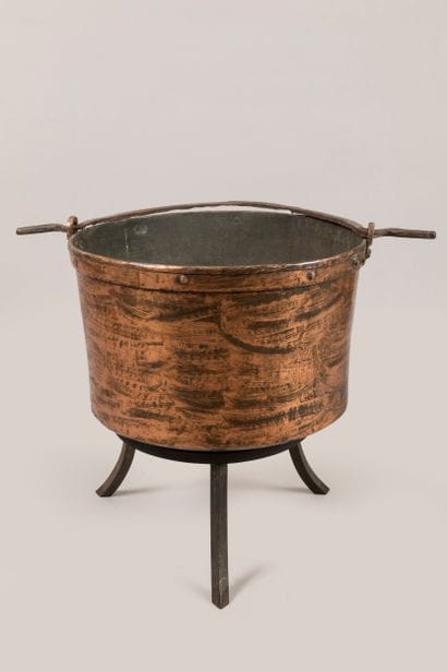Large copper cauldron
Height 36 cm - Diam....