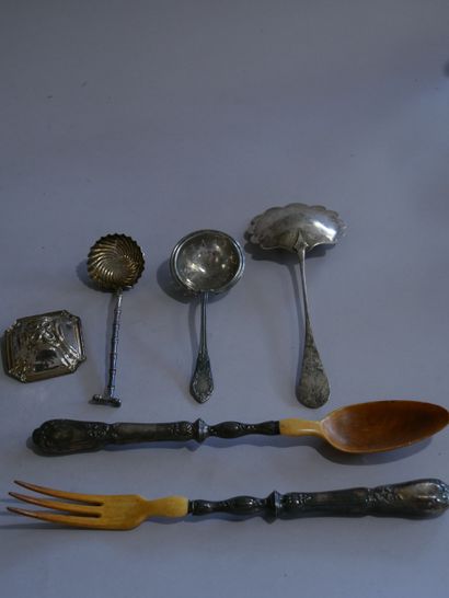 Tea strainer, salad servers, 2 sprinkling...