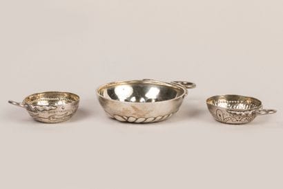 Set includes : 

- 950°/°° silver wine taster,...