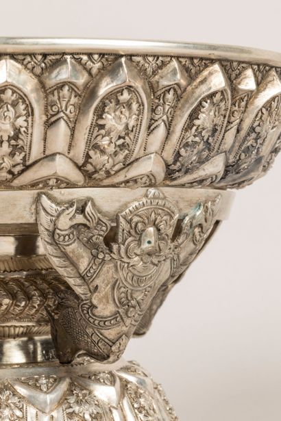 Coupe sur pieds en argent d'Asie du Sud-Est...