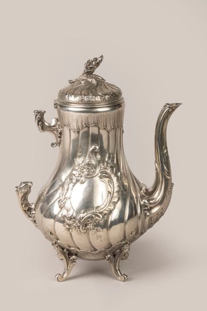 Une théière en argent style Louis XV
PB :...