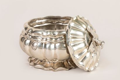 Round-shaped covered silver box with ribbed...