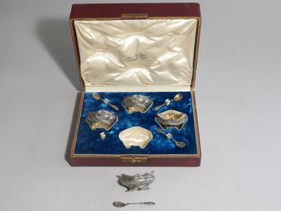 Quatre salerons et leur pelle à sel en argent,...
