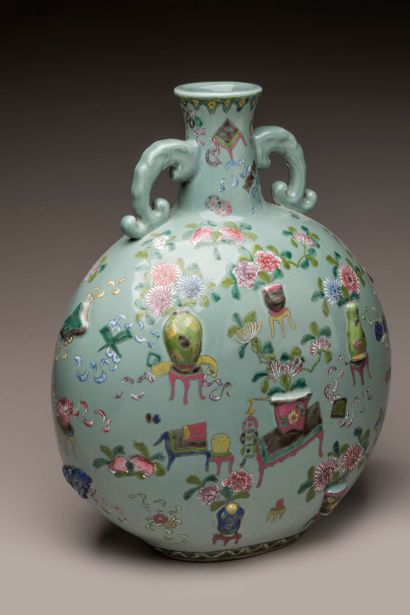CHINA, early 20th century 
Polychrome earthenware...