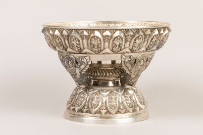 Coupe sur pieds en argent d'Asie du Sud-Est...