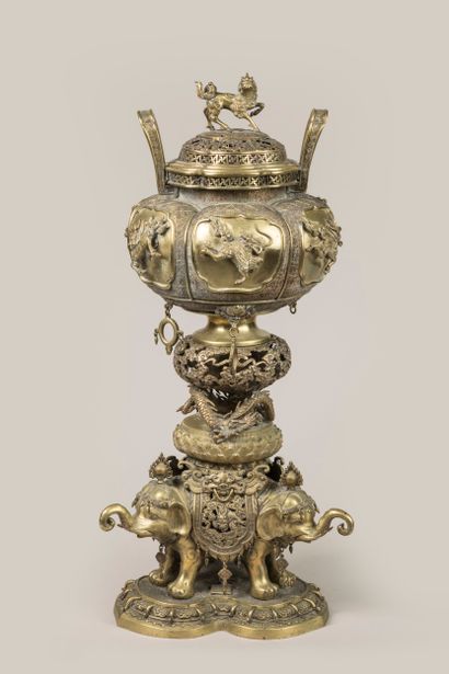JAPAN, MEIJI period
Bronze incense burner...