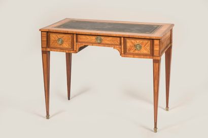 Quadrangular-shaped lady's desk in rosewood...