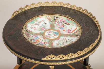 Tripod sellette with 3 trays, the 1st of...