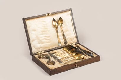 Vermeil tea service with plant motifs, including
12...