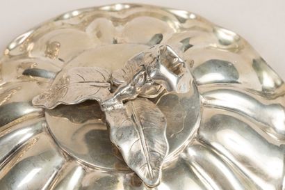 Round-shaped covered silver box with ribbed...