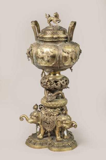 JAPAN, MEIJI period
Bronze incense burner...