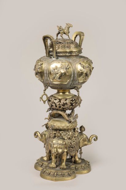 JAPAN, MEIJI period
Bronze incense burner...