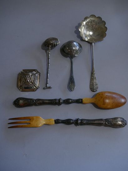 Tea strainer, salad servers, 2 sprinkling...