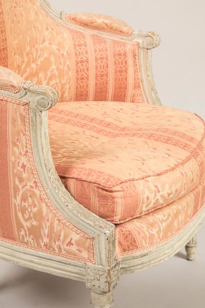 Bergère with cabriolet back in molded wood...