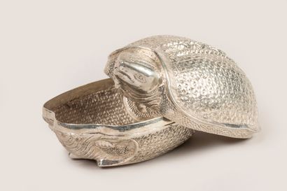 Silver turtle with shell cover. Asian work.
513...