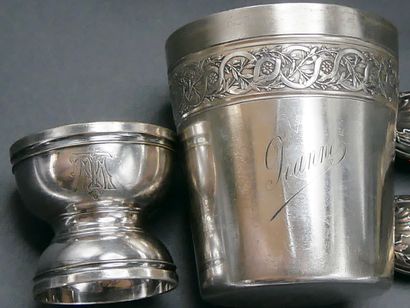 Lot en métal argenté divers (timbale, coquetier,...