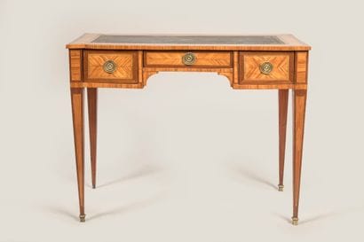 Quadrangular-shaped lady's desk in rosewood...