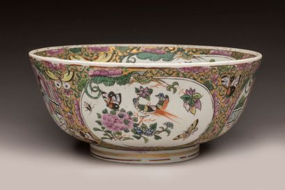 Canton 19th century - 
Bowl or cup on heel,...