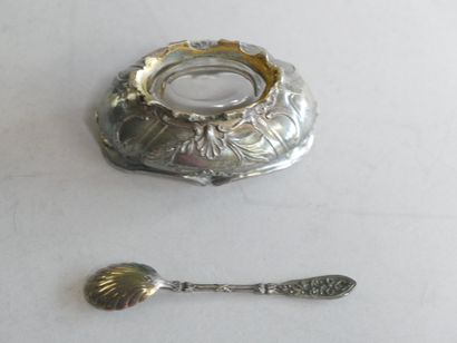 Quatre salerons et leur pelle à sel en argent,...