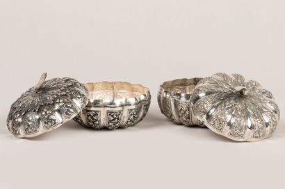 Deux boîtes en argent repoussé d'Asie du...