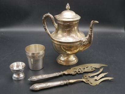 Lot en métal argenté divers (timbale, coquetier,...
