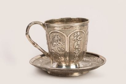 Tasse et sous tasse en argent à décor en...