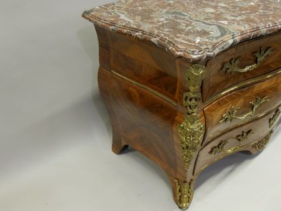 Grave chest of drawers in violet-wood veneer,...