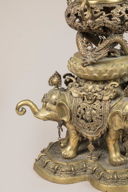 JAPAN, MEIJI period
Bronze incense burner...