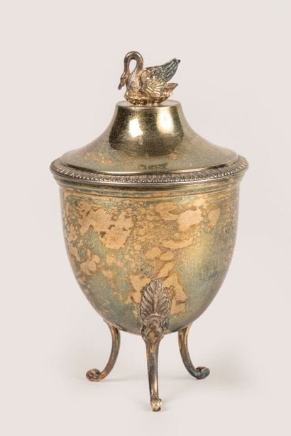 Covered cup in plain vermeil, quadripod model...