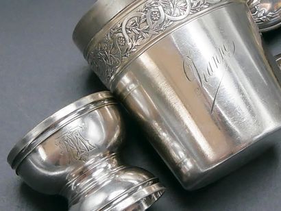 Lot en métal argenté divers (timbale, coquetier,...