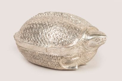 Silver turtle with shell cover. Asian work.
513...