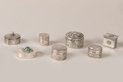 Ensemble en argent comprenant : 

- 5 piluliers...
