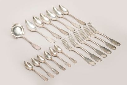 Ensemble comprenant 
- 6 couverts en argent...