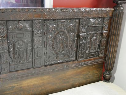 a single-headed canopy bed decorated with...