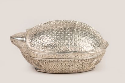 Silver turtle with shell cover. Asian work.
513...