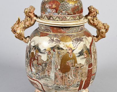 JAPAN, late 19th century
Satzuma porcelain...