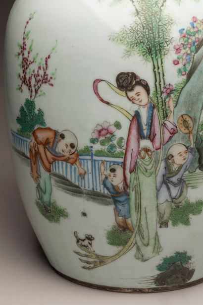 CHINA, 19th century - Vase decorated with...
