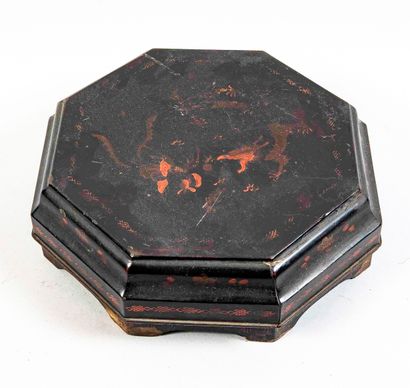 CHINA - Circa 1900
Black and red lacquer...