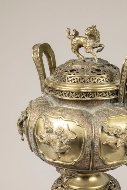 JAPAN, MEIJI period
Bronze incense burner...