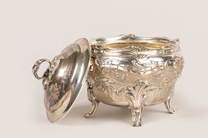 Covered sugar bowl in rocaille silver, quadripod...