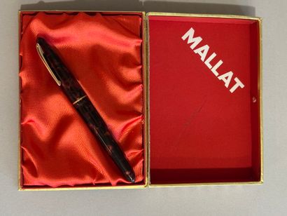 MALLAT - PARIS 
Monarch fountain pen, 750°/°°...