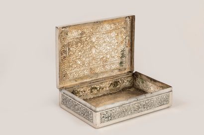 Boîte à lettres en argent repoussé du d'Asie...