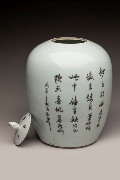 CHINA, 19th century - Vase decorated with...
