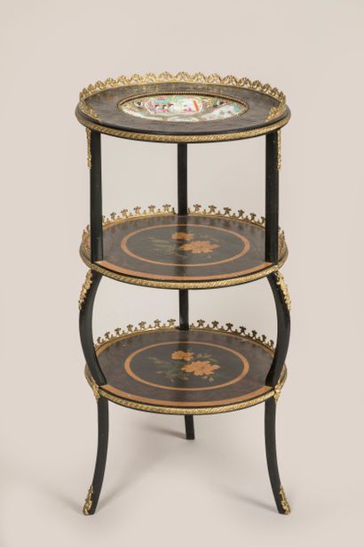 Tripod sellette with 3 trays, the 1st of...