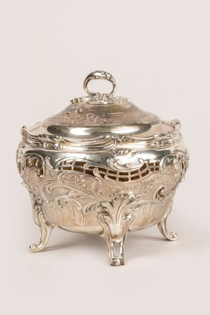 Covered sugar bowl in rocaille silver, quadripod...