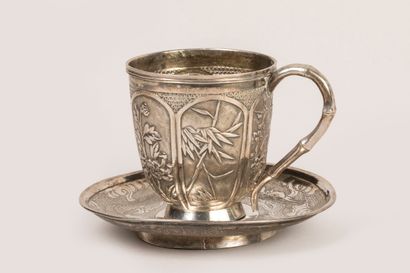 Tasse et sous tasse en argent à décor en...