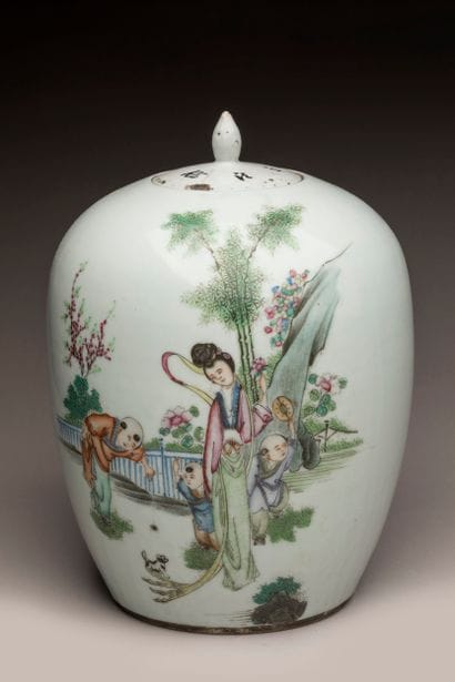 CHINA, 19th century - Vase decorated with...