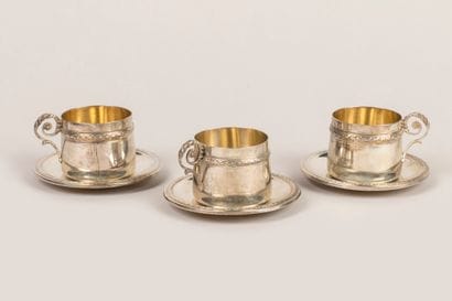 Suite of 3 flat-bottomed silver cups and...