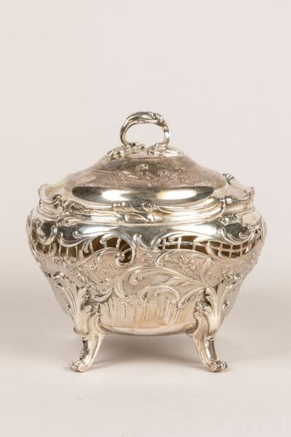 Covered sugar bowl in rocaille silver, quadripod...