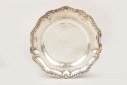 Plat à contours en argent à filets ; poinçon...